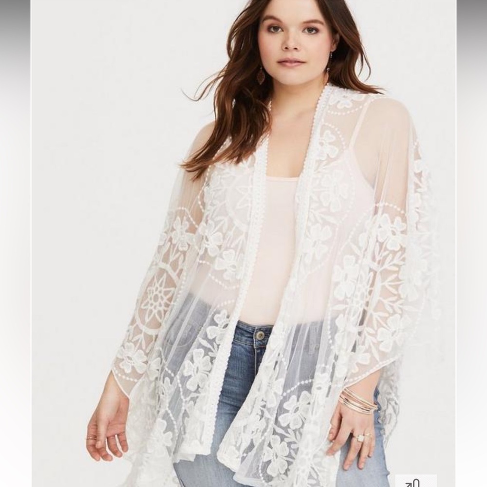 Torrid Plus Size One Size Lace Scallop Edge Ruana Sleeveless Kimono Top NEW‎